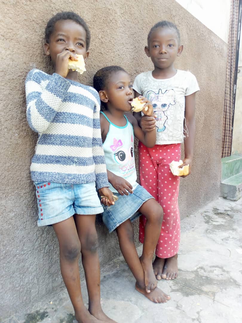 Kinder erhalten durch Spenden Brot